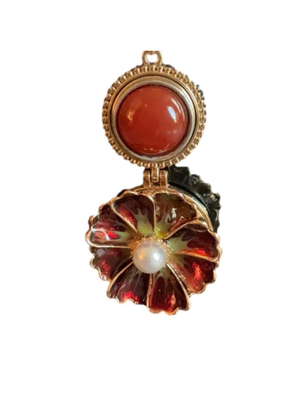Gold Tone Pendant Necklace with Snaps